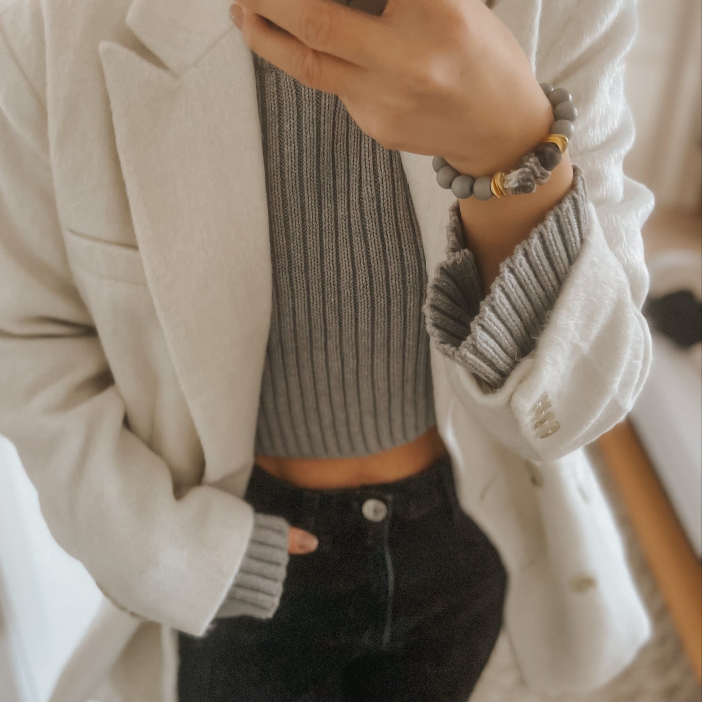 Graues Armband FARAH aus Holzperlen