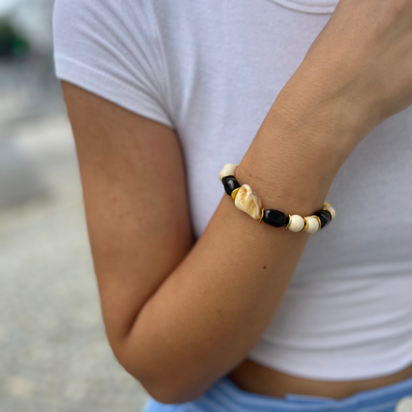 Armband aus weißen Holzperlen EDDA