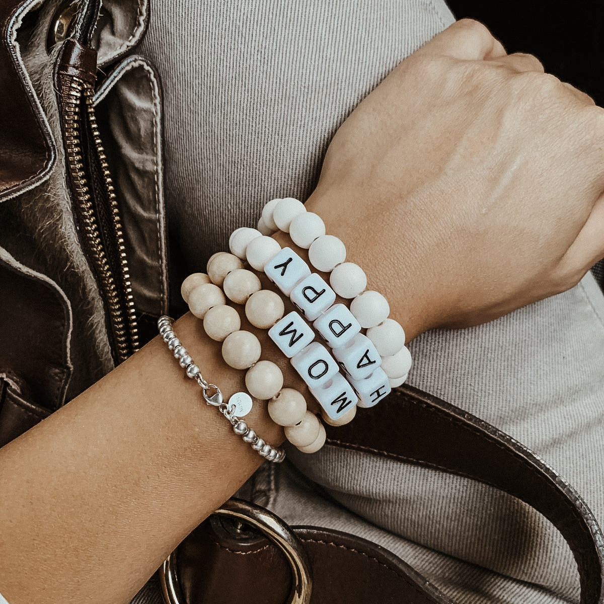 Holzperlenarmband mit personalisierter Mom Schrift