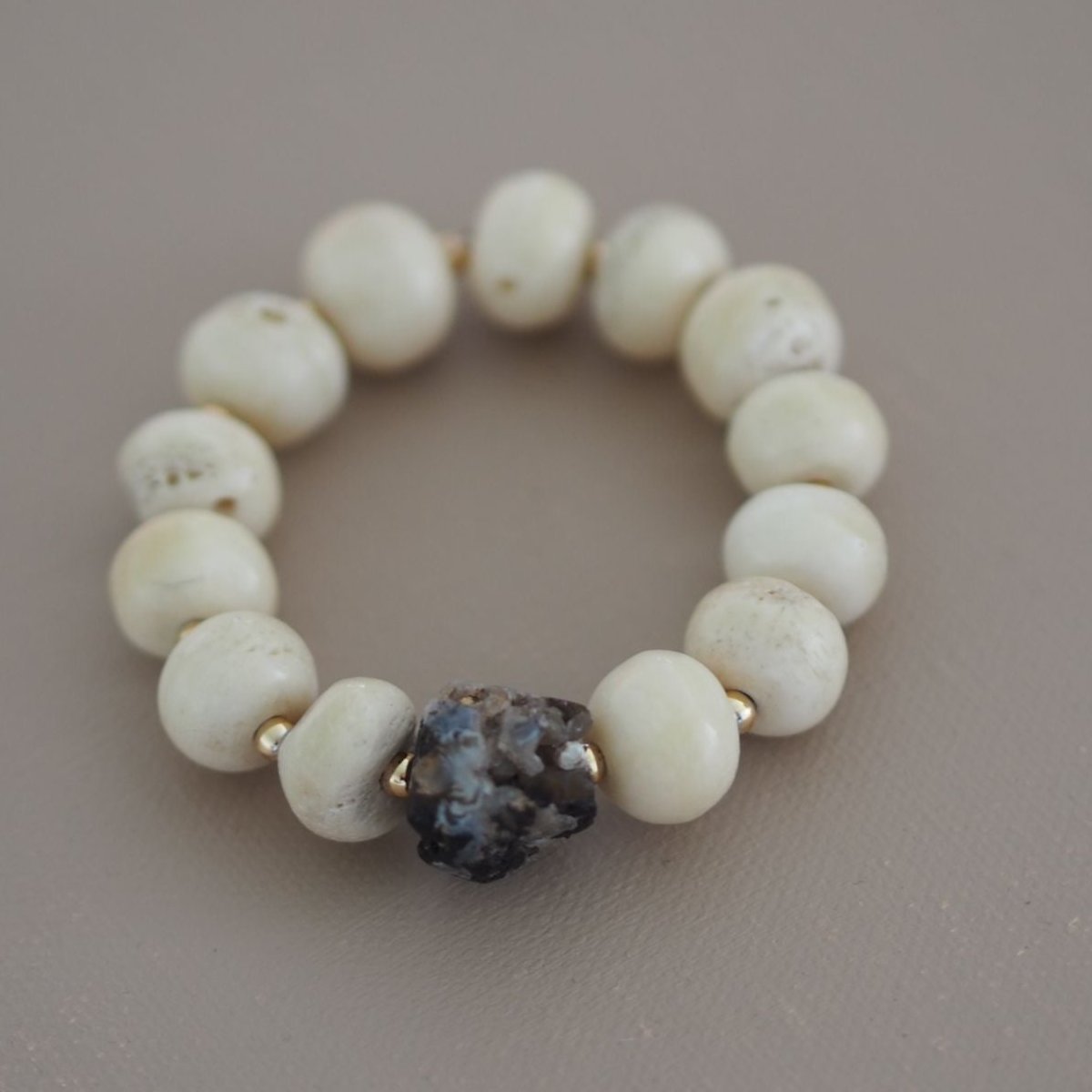 Armband MIRA aus Knochenperlen & Galaxy Achat