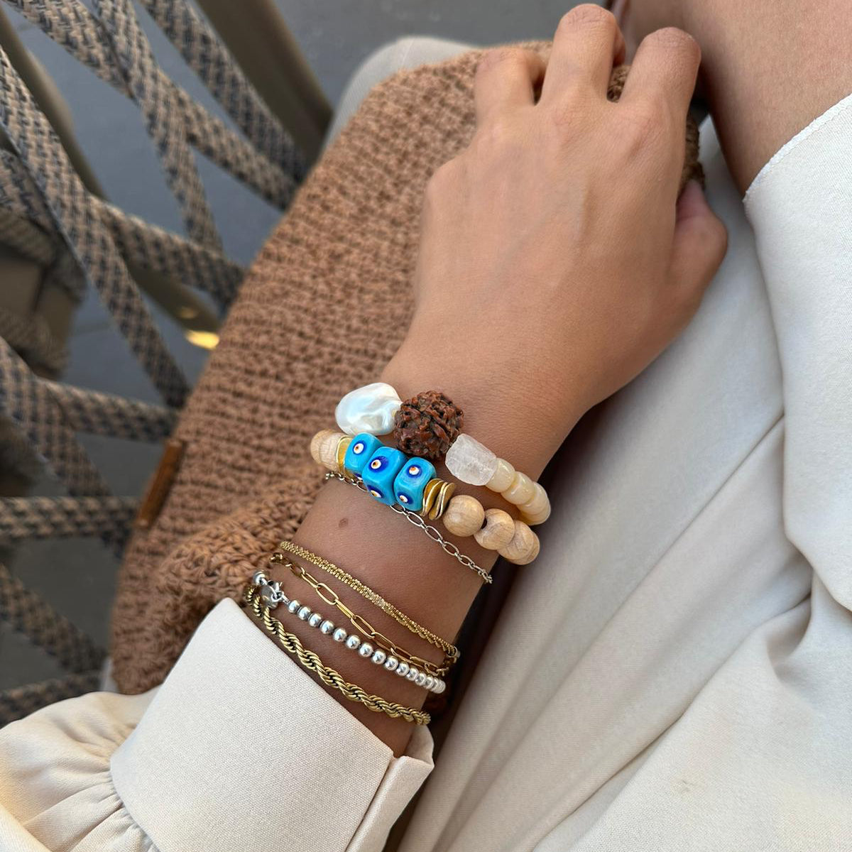 Naturholz-Armband mit drei blauen Augenperlen