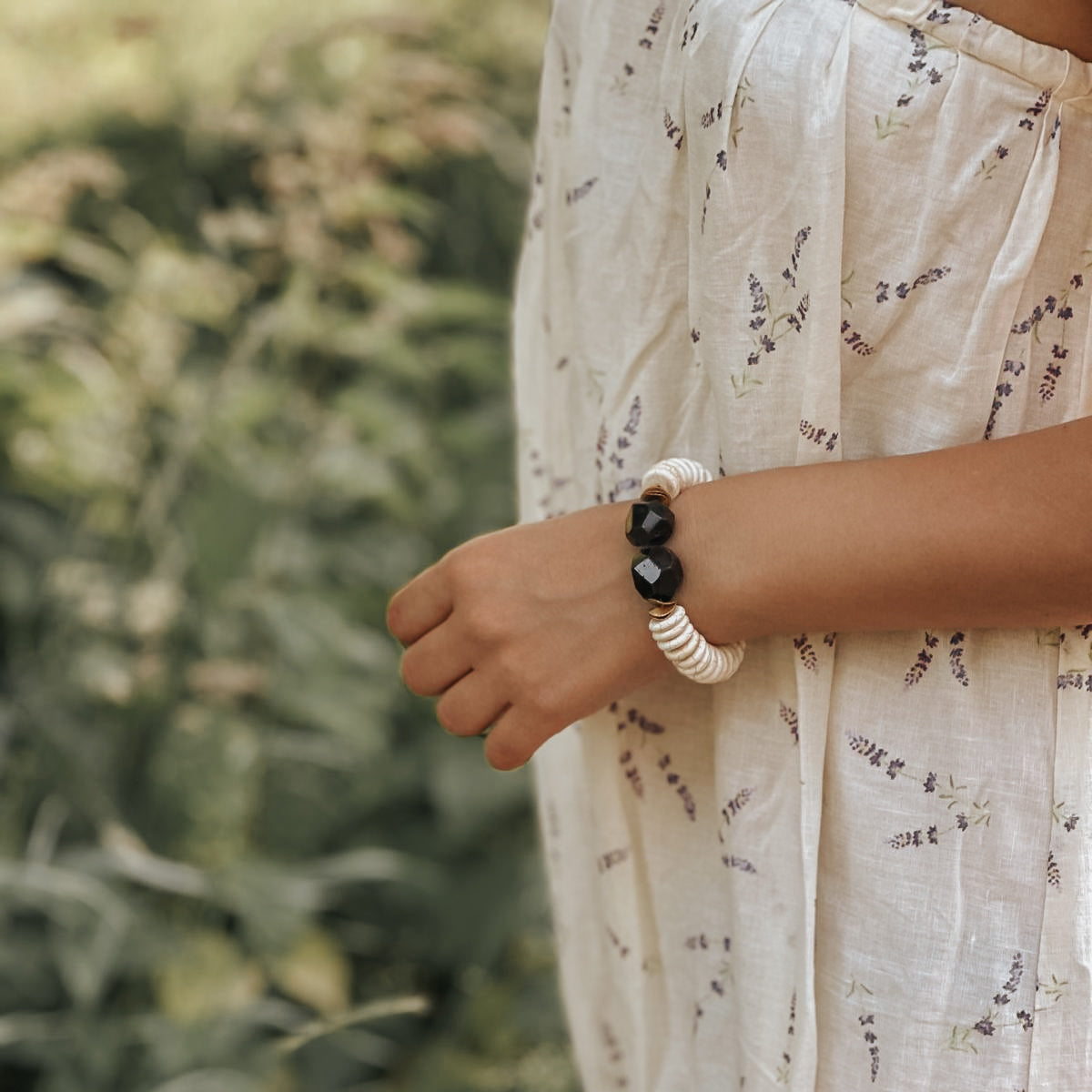 Armband CHERIN - Edelsteinarmband in Burgundy & Gold