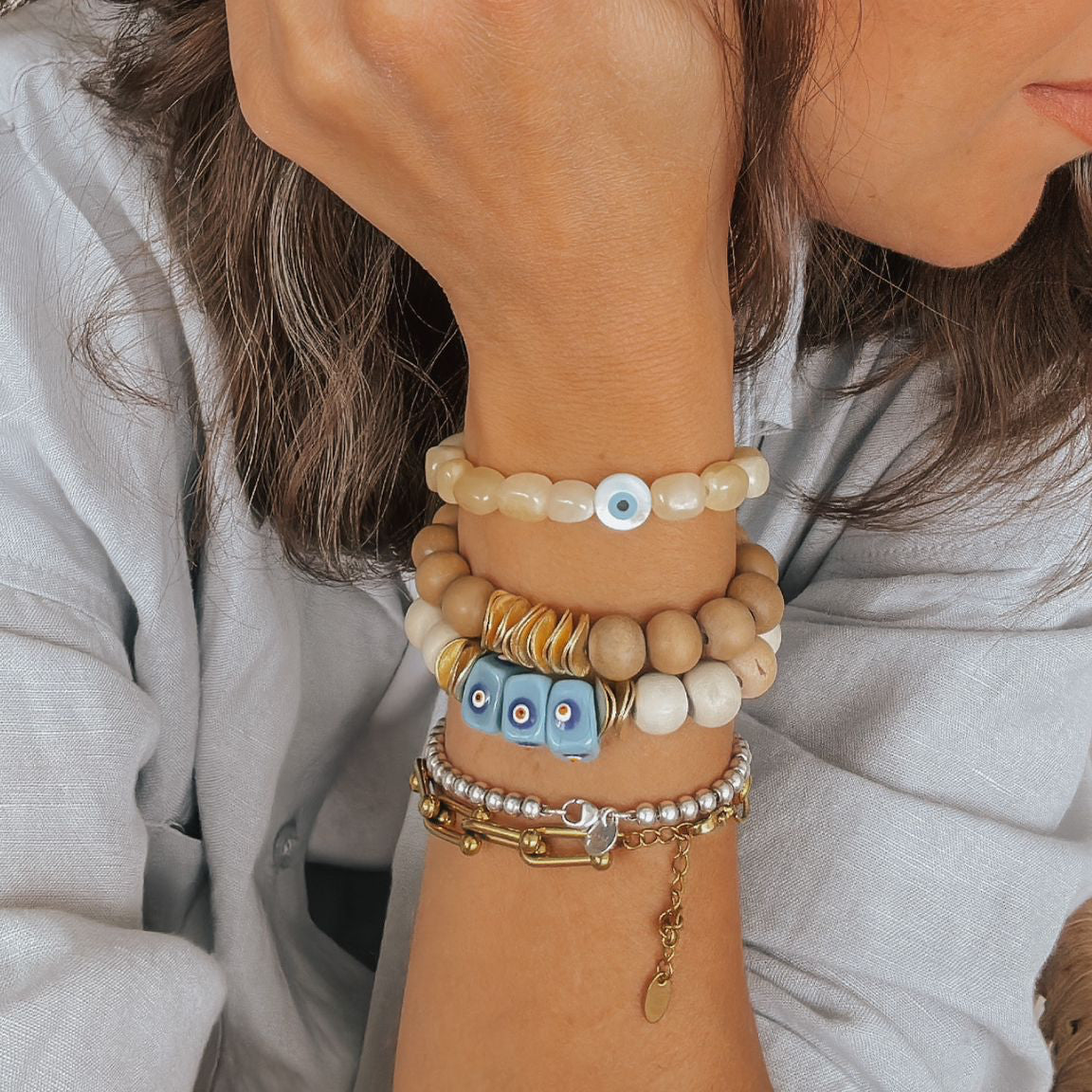 Naturholz-Armband mit drei blauen Augenperlen