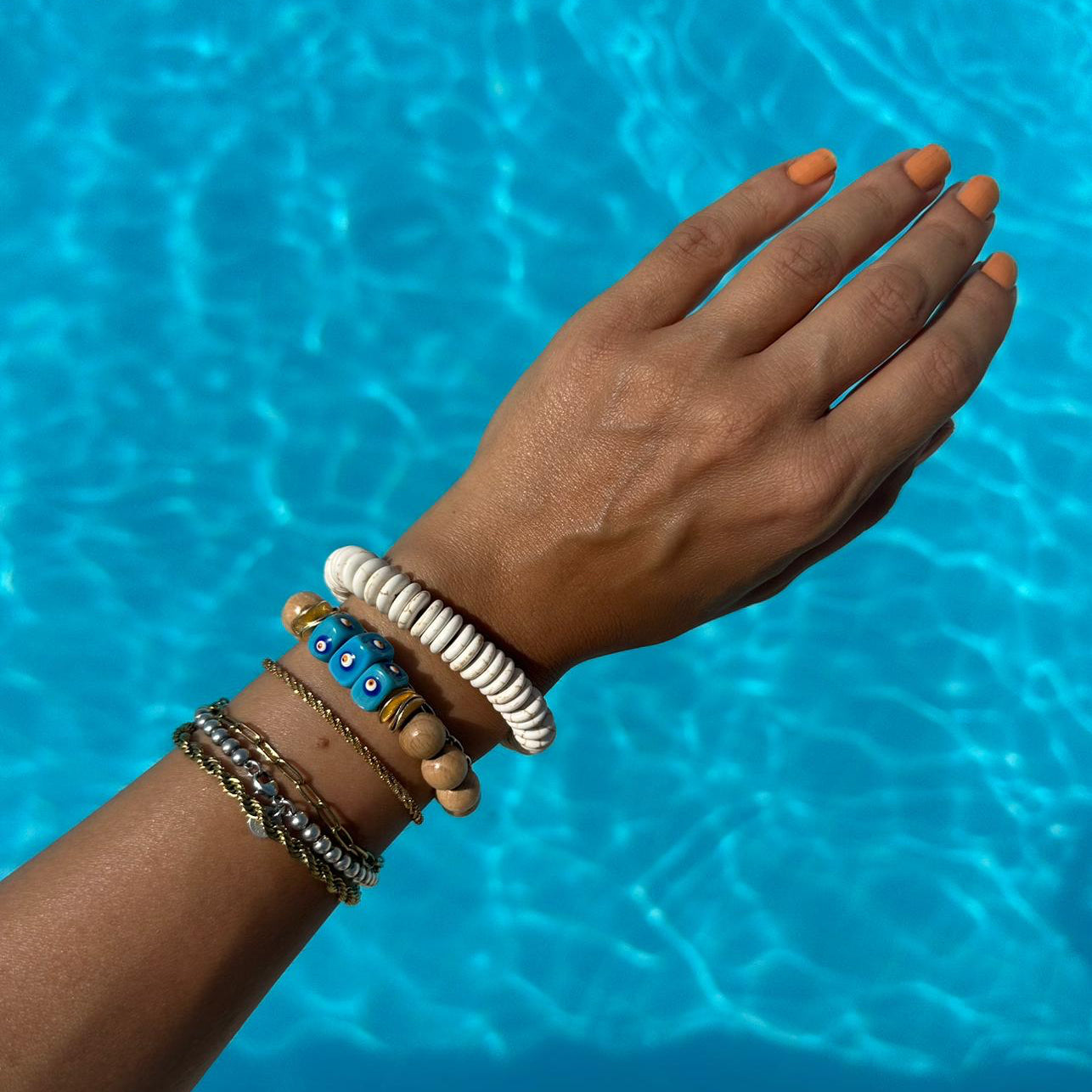 Naturholz-Armband mit drei blauen Augenperlen