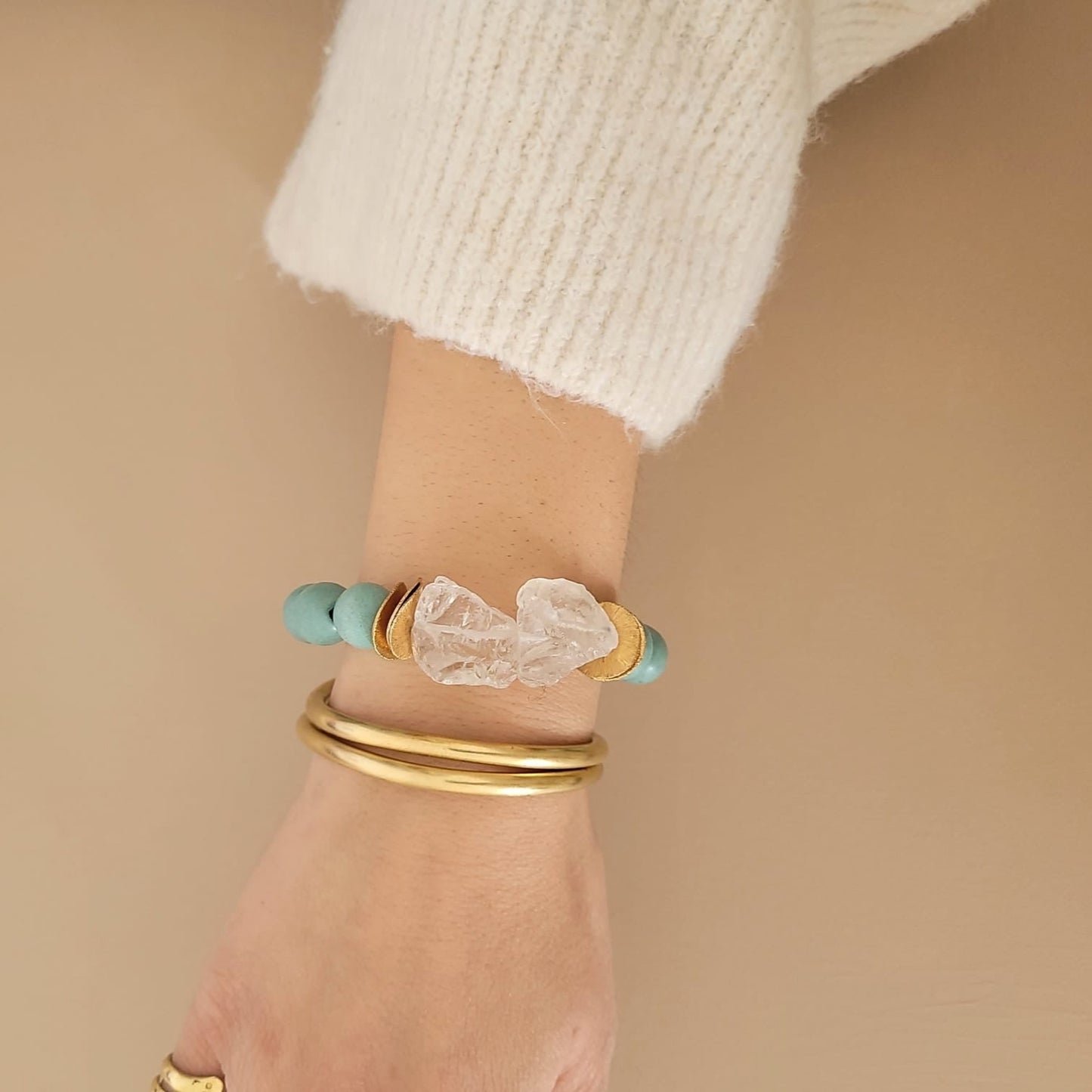 Mintfarbenes Armband aus Holzperlen mit Bergkristall