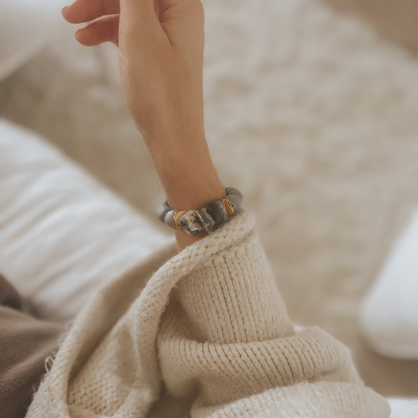 Graues Armband FARAH aus Holzperlen