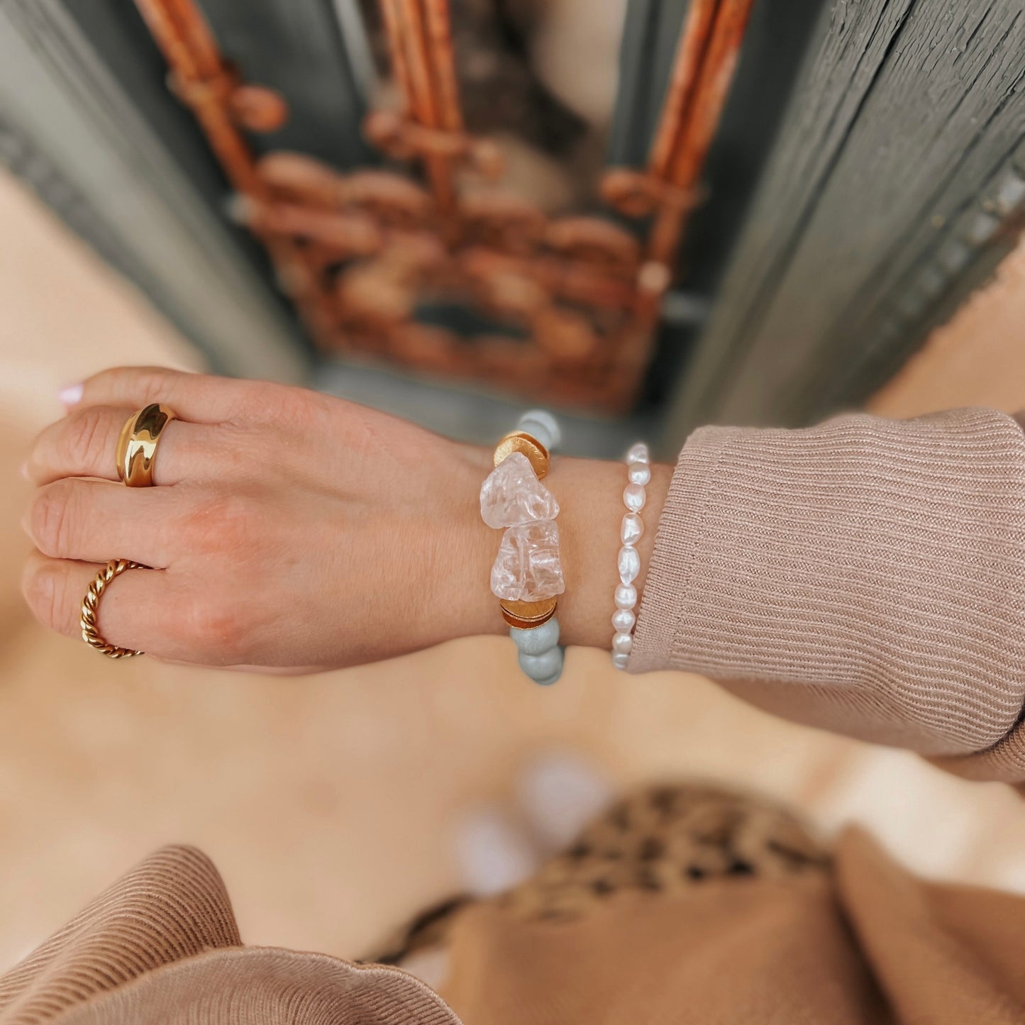 Mintfarbenes Armband aus Holzperlen mit Bergkristall