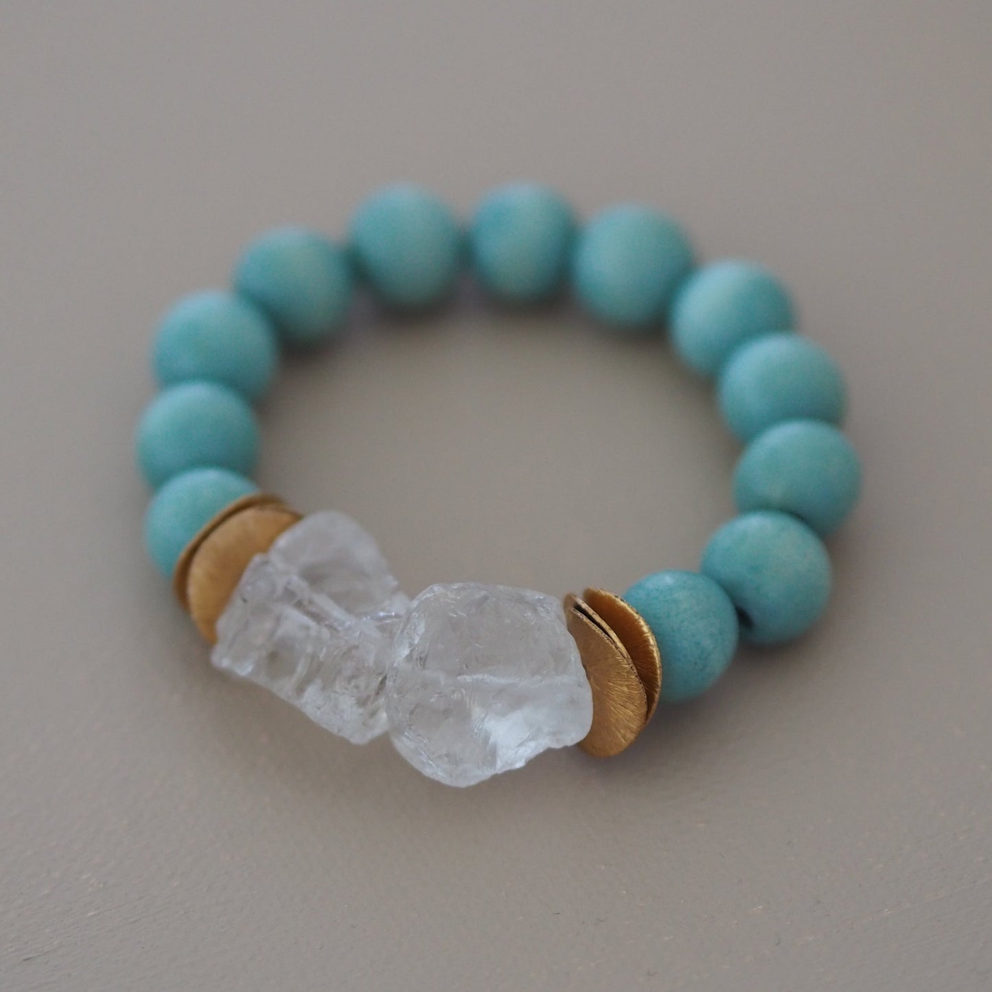 Mintfarbenes Armband aus Holzperlen mit Bergkristall