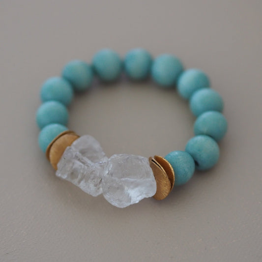 Mintfarbenes Armband aus Holzperlen mit Bergkristall