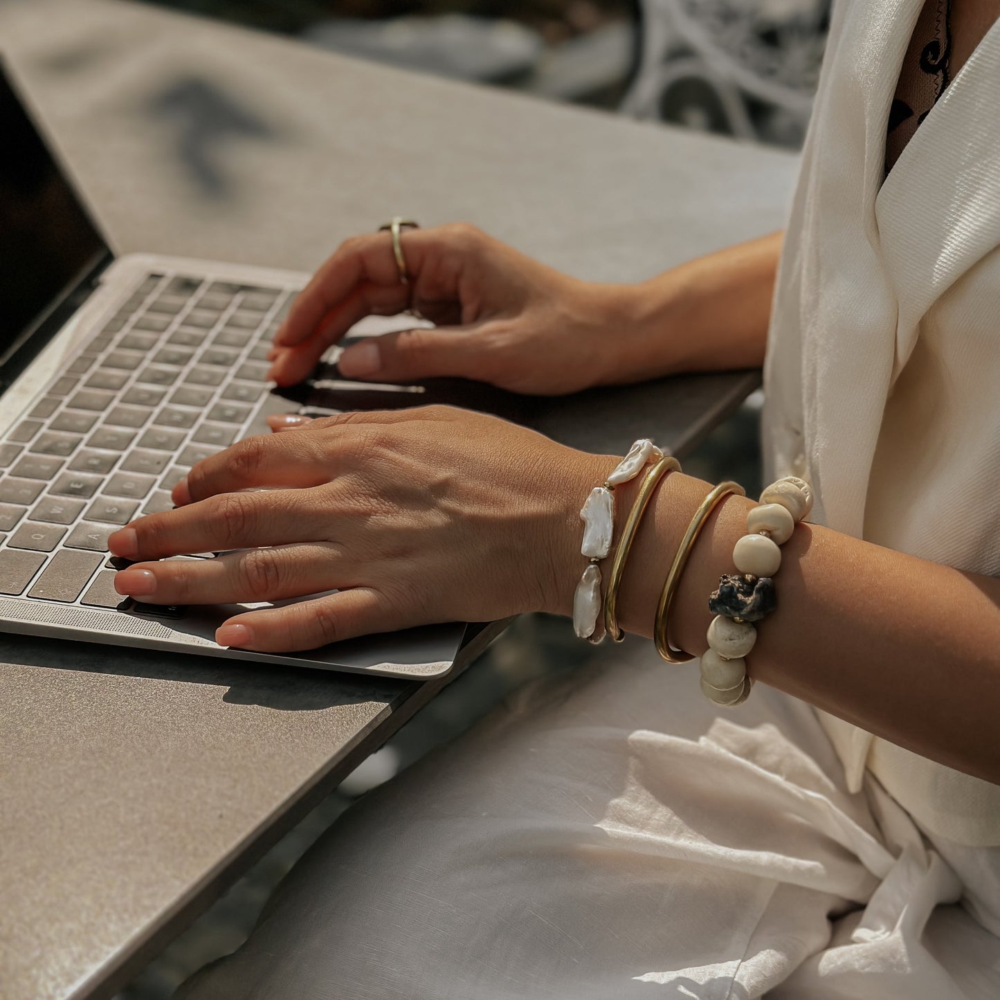 Armband MIRA aus Knochenperlen & Galaxy Achat