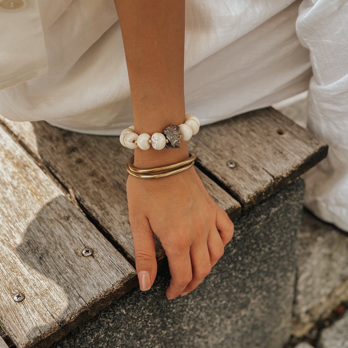 Armband MIRA aus Knochenperlen & Galaxy Achat