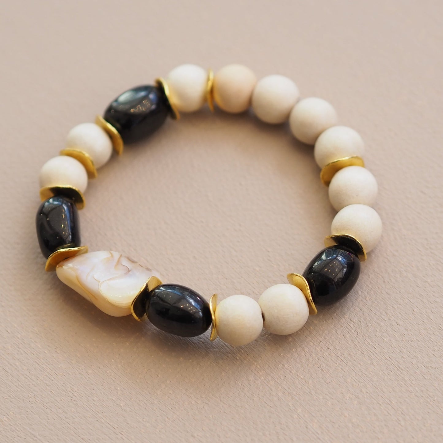 Armband aus weißen Holzperlen EDDA