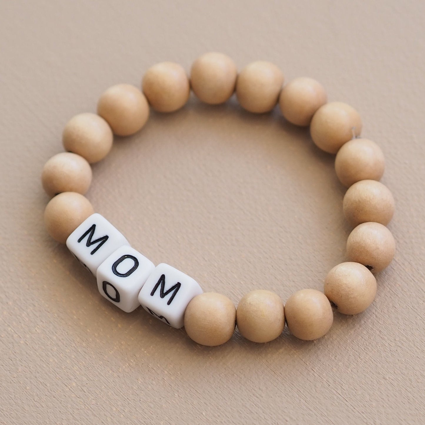 Holzperlenarmband mit personalisierter Mom Schrift