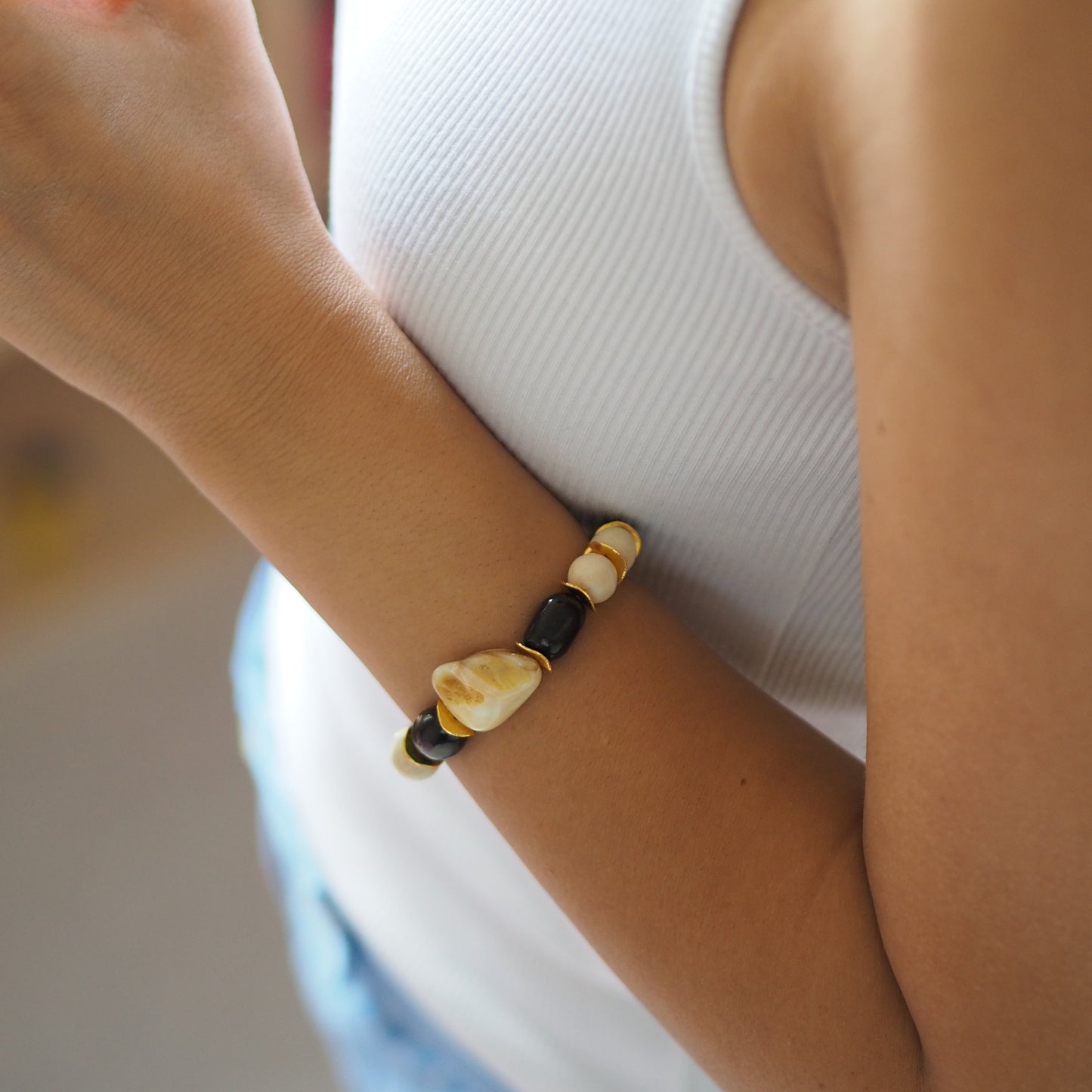 Armband aus weißen Holzperlen EDDA