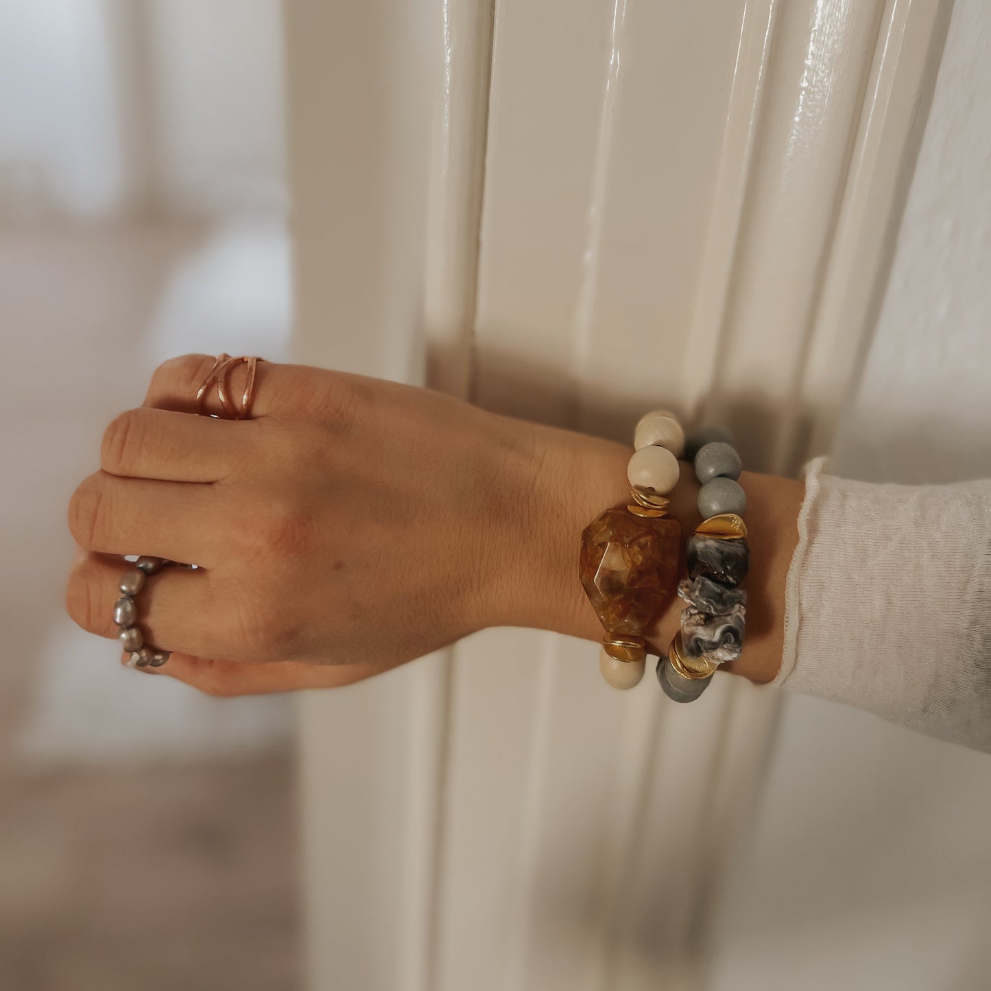 Graues Armband FARAH aus Holzperlen